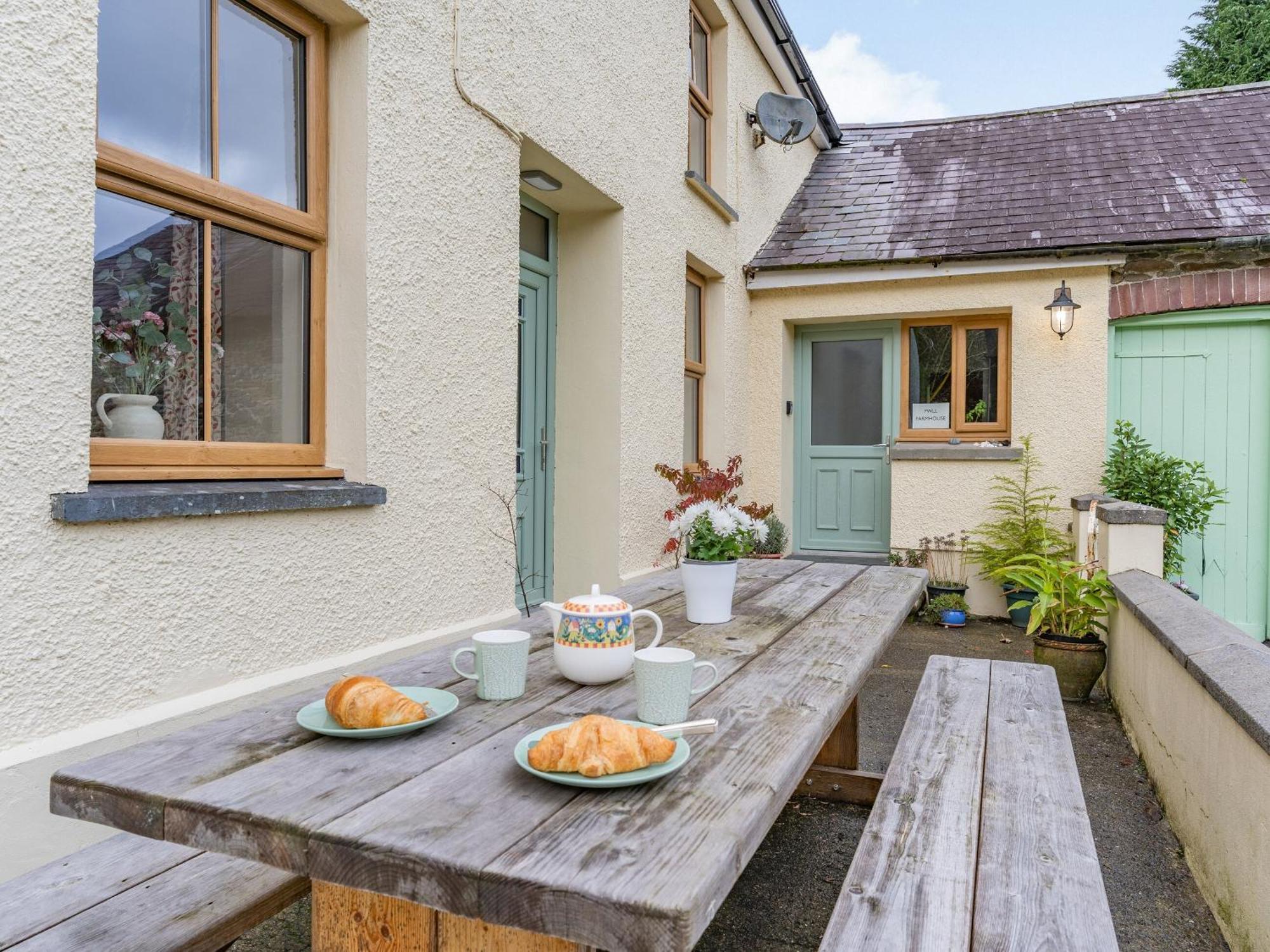 Pwll Farmhouse Llanllawdog Exterior photo