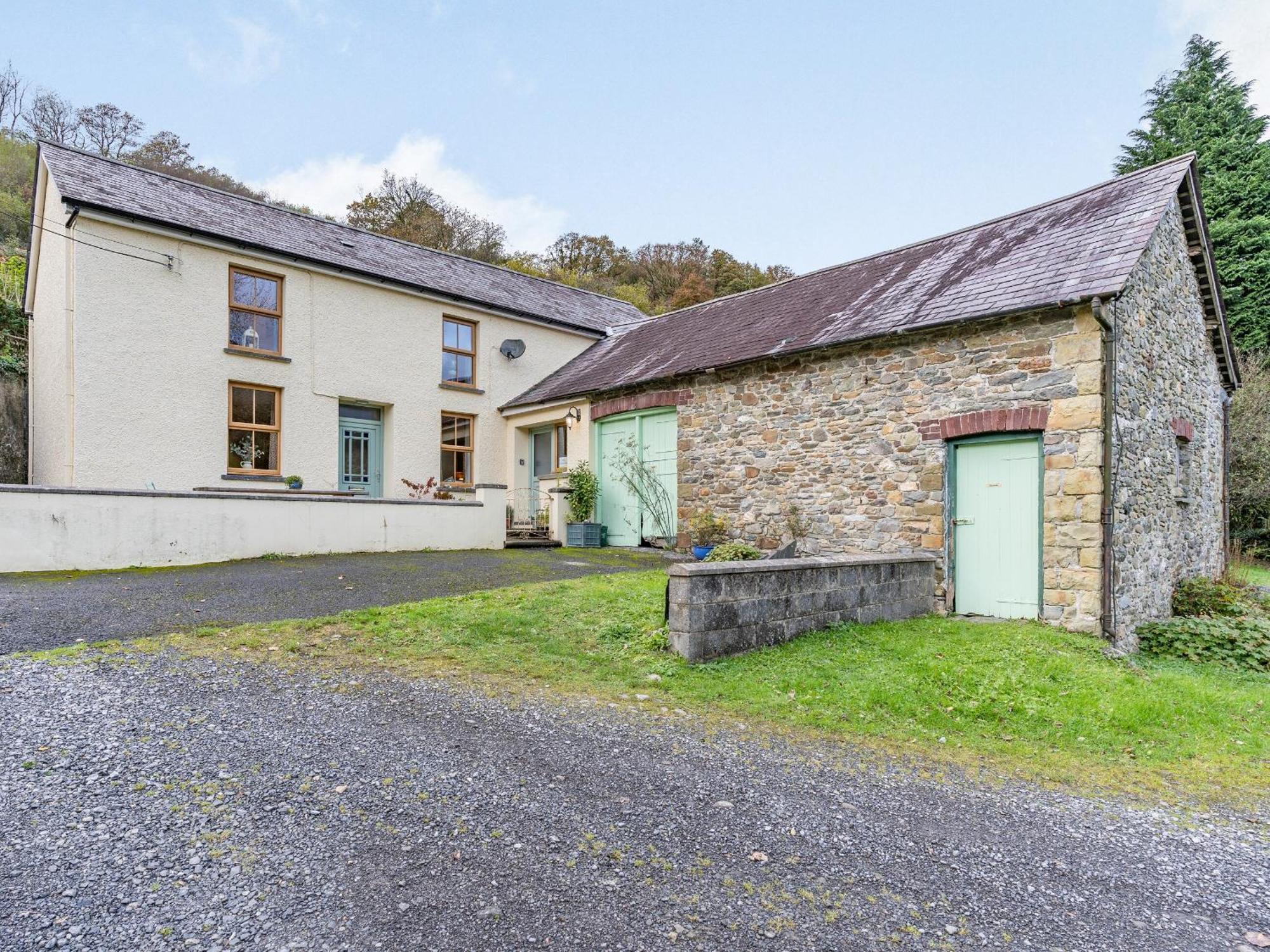 Pwll Farmhouse Llanllawdog Exterior photo