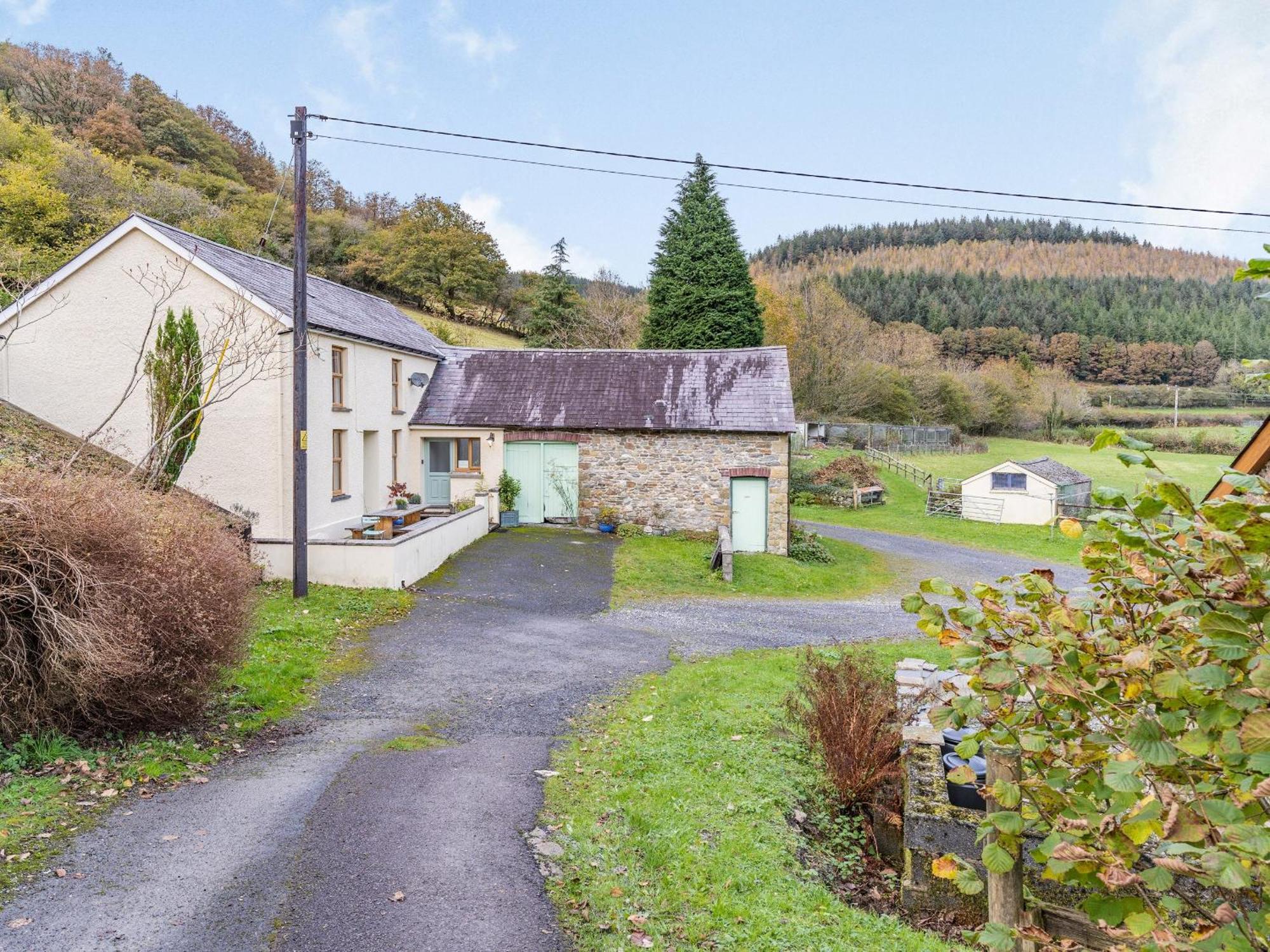 Pwll Farmhouse Llanllawdog Exterior photo